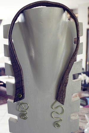 Collier ouvert en cuir bronze façonné reptile avec brillant cristal et motif baroque en aluminium